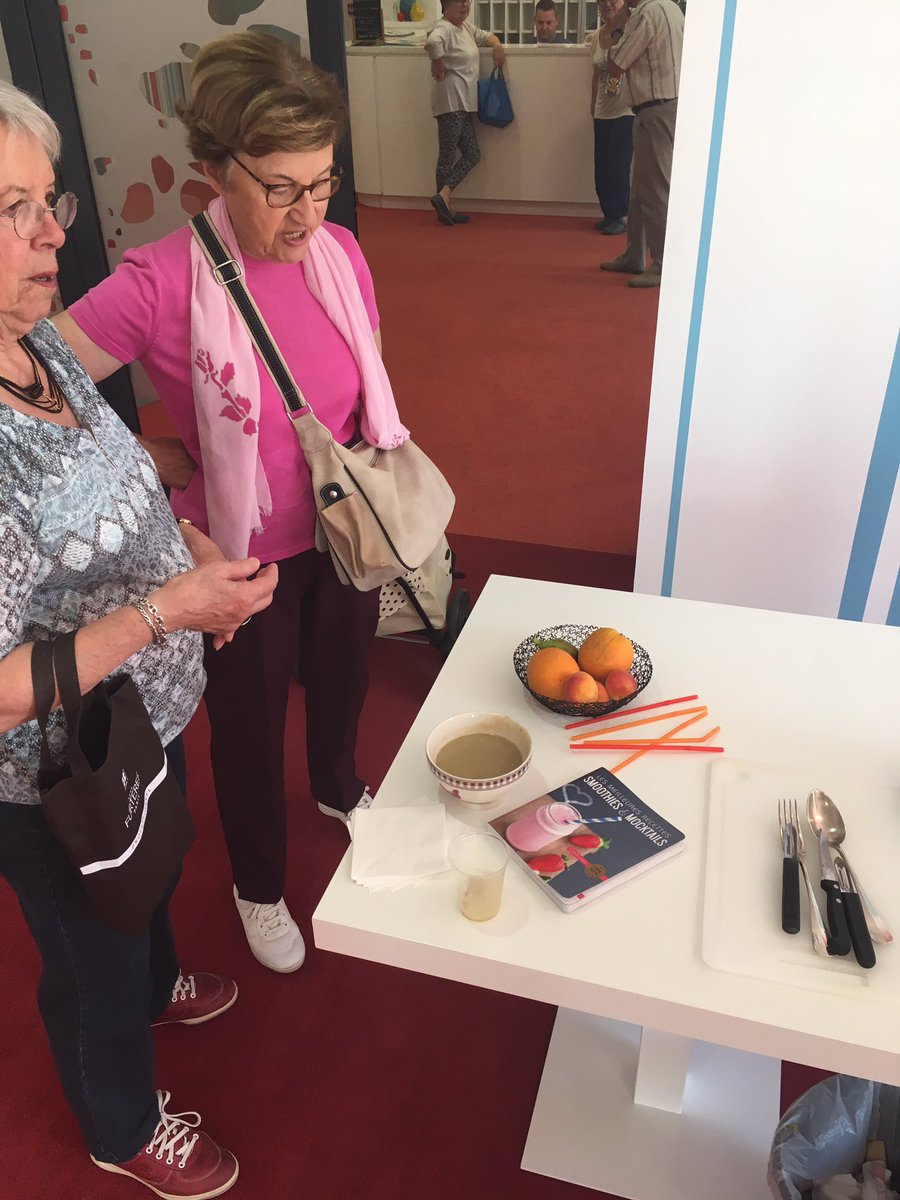Stand de #smoothies aux <a href="/senioriales/">Senioriales</a> de Manosque <a href="/SenManosque04/">SenManosque04</a> #vitamines #été #convivialité