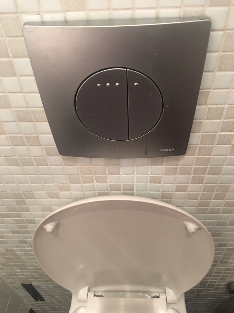 JymnMagon's tweet photo. A Dutch multi-flush toilet. Press the one dot button if you go number one. And press the 3-dot button if you go #--?? https://t.co/vI9cgh4KL9