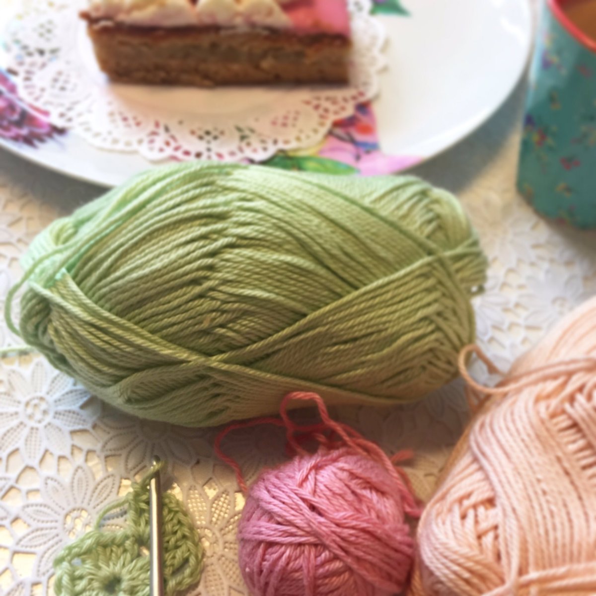 Ritsinzwolle's tweet photo. Heerlijk opstarten zo...haken, koffie en oranjekoek. Love my job 💕#coffeeandcrochet #Ritsin #Zwolle #mytown https://t.co/zjJoUSEMp4
