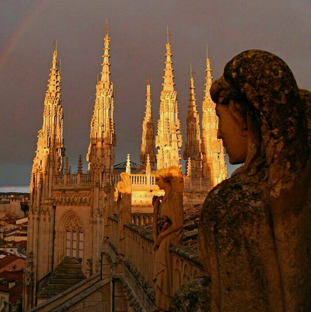 ElCentro16's tweet photo. Feliz cumpleaños #Burgos #BurgosCatedral2021 !!! https://t.co/Lvm0Y826X7