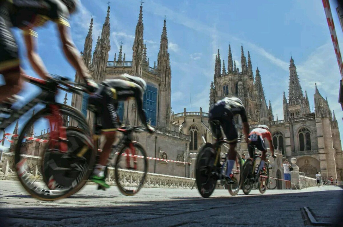 ElCentro16's tweet photo. Feliz cumpleaños #Burgos #BurgosCatedral2021 !!! https://t.co/Lvm0Y826X7