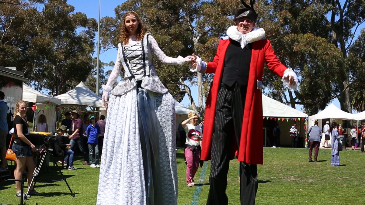 S400Perth's tweet image. Heads and shoulders above the crowds at the #S400Perth Shakespeare Festival Day last year at University of Western Australia 🎥  🎬  🎭