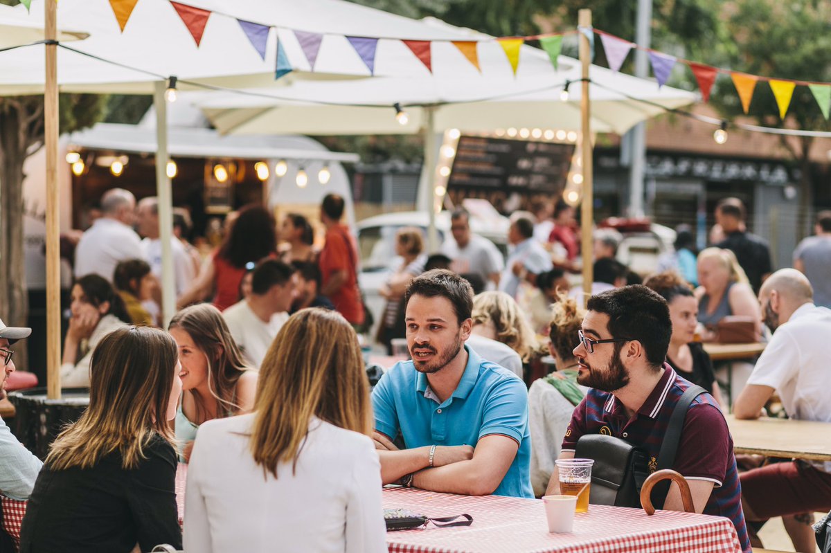 Aquest cap de setmana estarem a la Plaça Major de Nou Barris amb 6 foodtrucks, un concert en directe i activitats infantils #streetfood