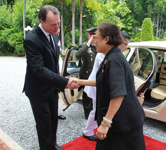 G_Garachon's tweet photo. Delighted to welcome to the #FrenchResidence today HRH Princess #MahaChakriSirindhorn . Great friend of France &amp; of Francophonia ! 🇹🇭🇫🇷 https://t.co/T5vsS5tbV9