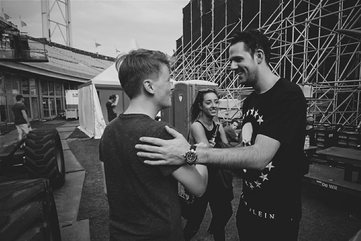 Discussing #VamosALaPlaya with Ward from <a href="/WandWmusic/">W&W</a> , backstage at The Flying Dutch 🌊🌴  >> main087.lnk.to/VALP