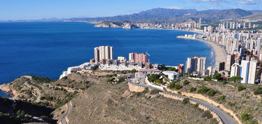 benidormclick's tweet photo. Nos encanta disfrutar de #Benidorm desde todos los ángulos 😍... Preciosa panorámica de la ciudad desde Serra Gelada https://t.co/4coxdtt729