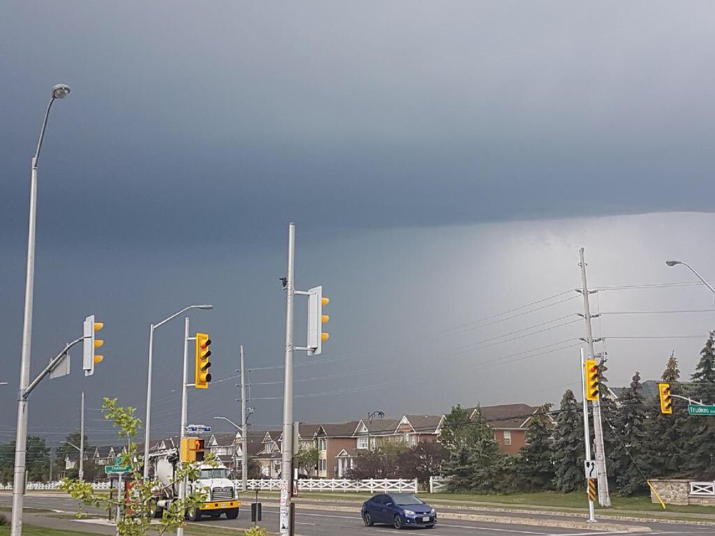 zjones48's tweet photo. Storm brewing today in Milton, On. Sick- looking sky @weathernetwork #wildclouds https://t.co/7FL2plQ40O