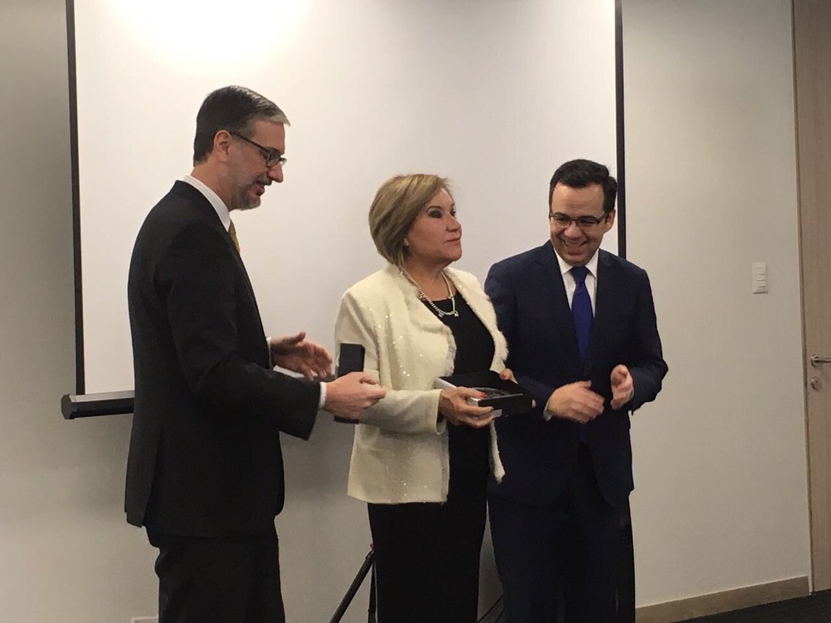 junaeb's tweet photo. Con esta certificación los estudiantes reciben un servicio de primera y las empresas tienen un desarrollo sustentable 👏🏽😀🇨🇱#SelloProPyme https://t.co/LCdypkIMoF