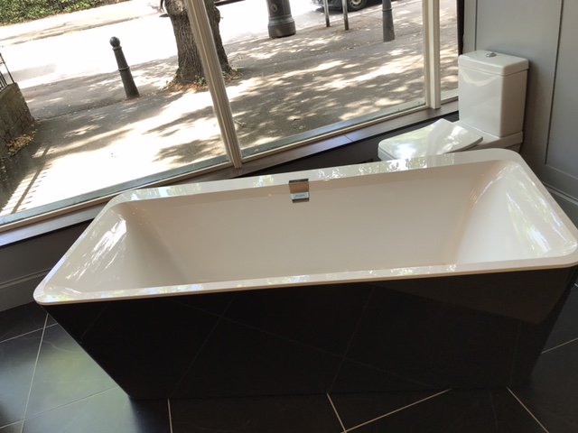 Devonsbrook's tweet image. Here is one of our new art deco displays with our all time favourite @VilleroyandBoch freestanding bath and our fab Samuel Heath basin tap 😆
