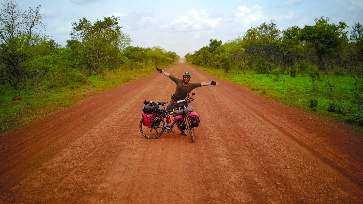 Gambiya'daki bu uzun toprak yolda olağanüstü güzel köyler, rengarenk kuşlar ve kelebekler gördüm. Pedal çevirirken ağzım kulaklarımdaydı :)