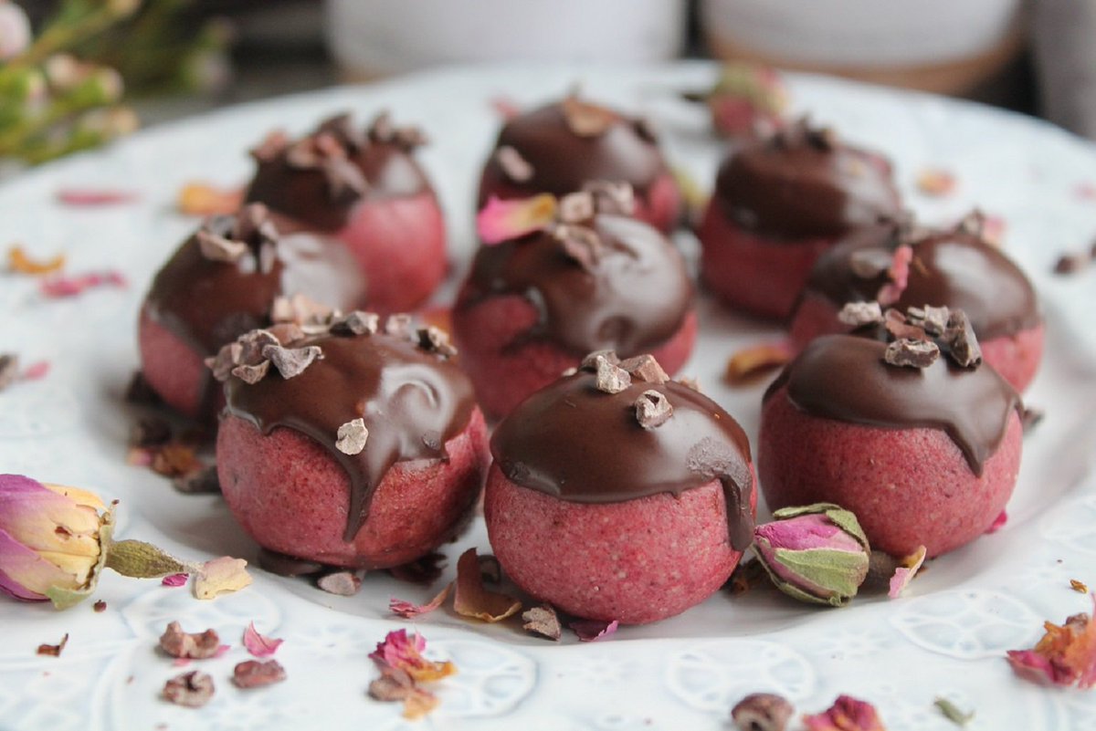 New recipe up that'll get you salivating! Protein raspberry and chocolate truffles by the fabulous <a href="/hskinkitchen/">Happyskinkitchen</a> bit.ly/2ucrKpS