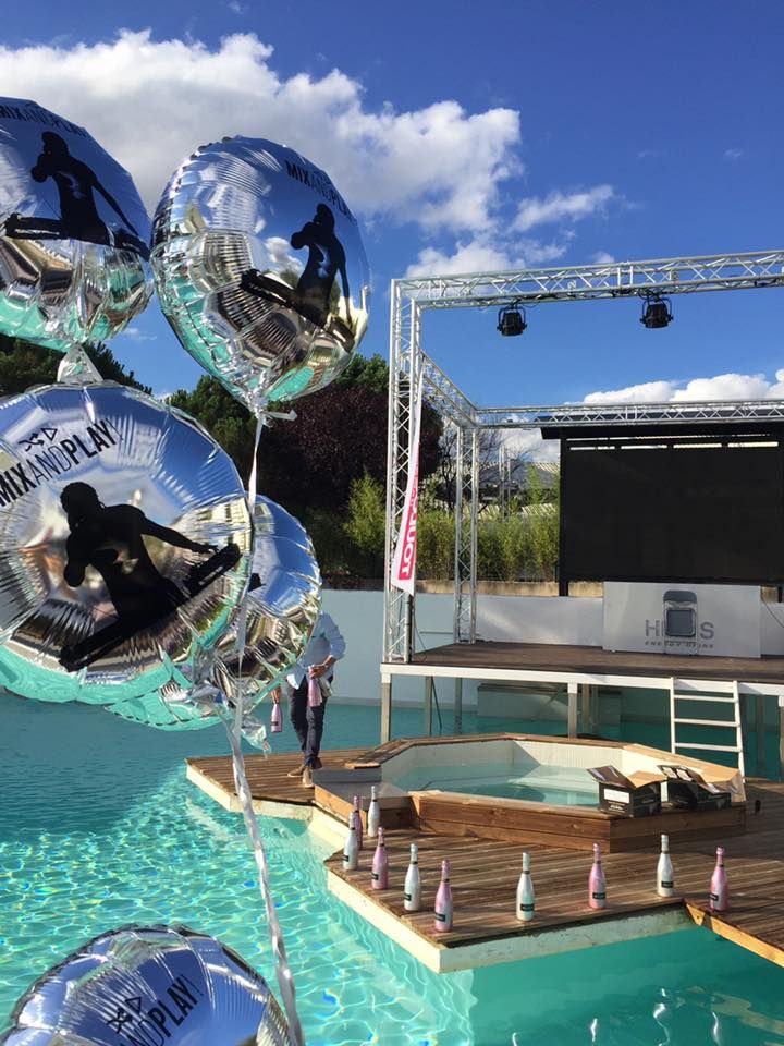 tracktl's tweet photo. Jeudi dernier, il y avait une soirée #MixAndPlay à Toulouse, le soleil était au RDV : Piscine + Tracktl + Champagne: que demander de plus ? https://t.co/linBivPlYG