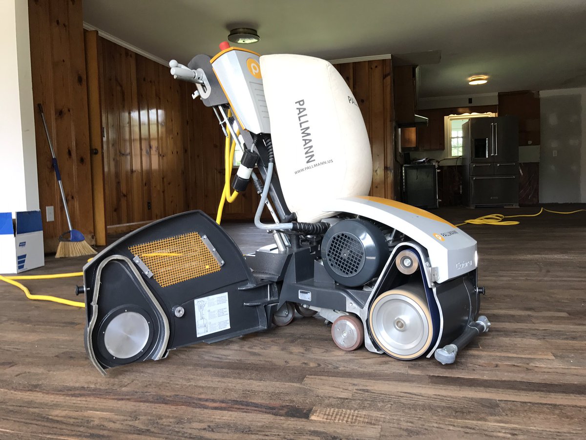 NOTORIOUSFLOOR's tweet photo. #refinishing this #redoak #hardwoodfloor #stained with #darkwalnutstain and #woodline #oilbased #finish from #bona #floormex https://t.co/jTqx4Cgvqe