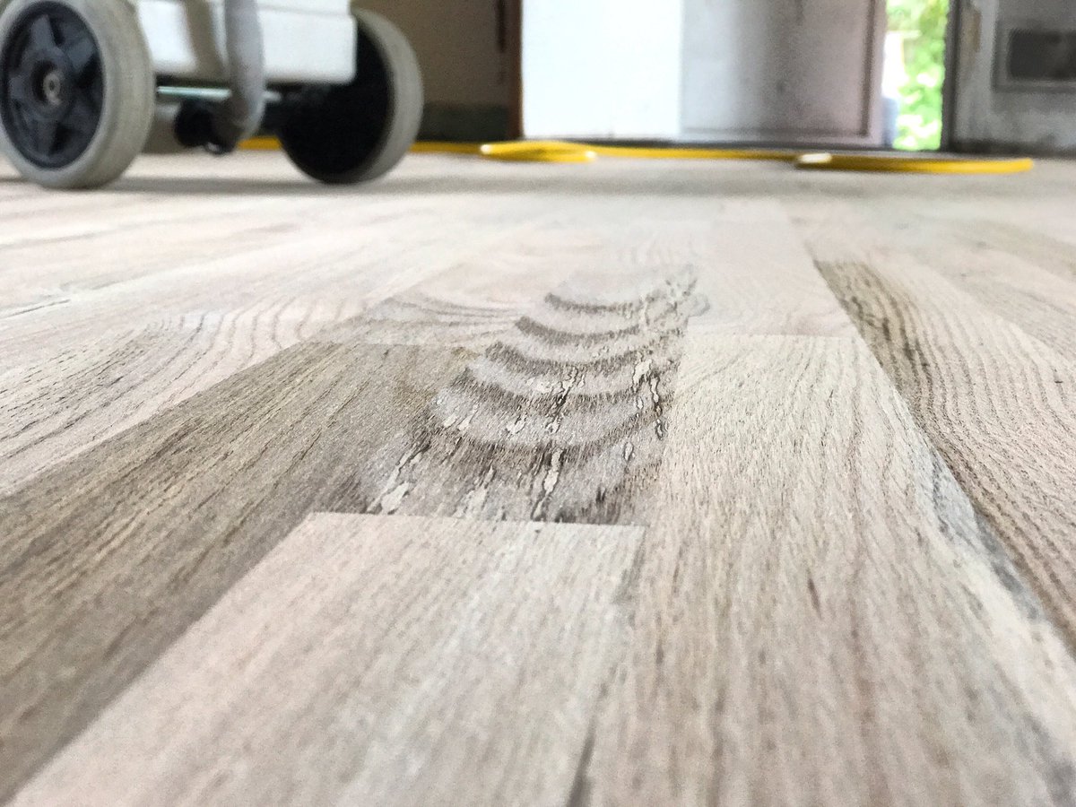 NOTORIOUSFLOOR's tweet photo. #refinishing this #redoak #hardwoodfloor #stained with #darkwalnutstain and #woodline #oilbased #finish from #bona #floormex https://t.co/jTqx4Cgvqe