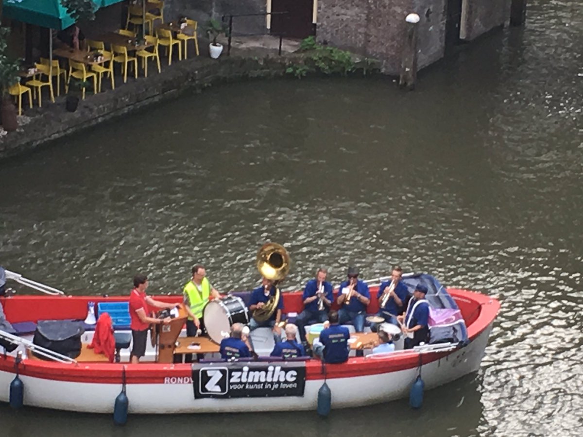 MaartenOoijen's tweet photo. Slimme reclame voor amateurkunst. En heel de Oudegracht geniet mee 👍@CultStefanus @ZIMIHC_Maatwerk @AppieAlferink1 https://t.co/GDYHPQbhLl