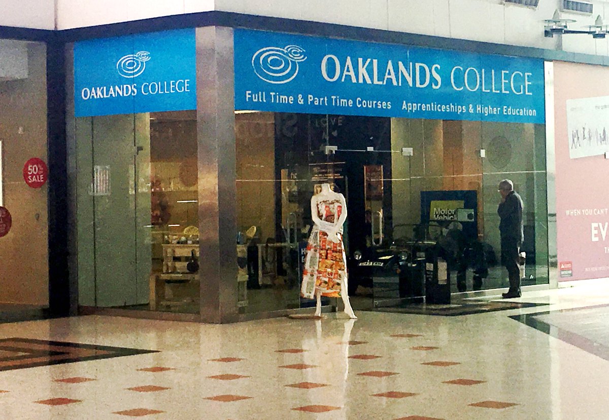 oaklandscollege's tweet photo. Our pop up shop in @the_galleria #hatfield is open this afternoon with team recruitment ready and waiting to meet you! @OaklandsJobs https://t.co/sYsjLuQzhG