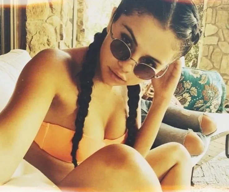 bigdabaap's tweet photo. #SelenaGomez #Sexiest #BODYPAINT  Ever[Pictures] https://t.co/x299Ayl4Q6 via @BigdaBaap #celebrities #sexy #hot #Hollywood #JustinBieber https://t.co/zr55IxkFUl