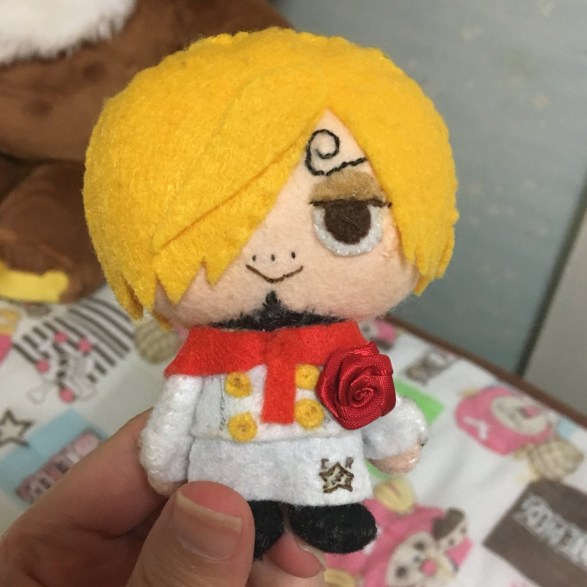 noraahiru's tweet photo. 2014に作ったサンジシェフ、目のフェルトがとれたまま放置してたので、今年リニューアルしてちょっとイケメンになりました。
＼キリッ／ https://t.co/q7PlyibQHz