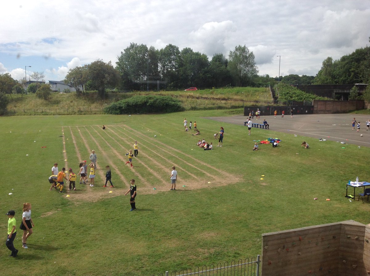 misscleary's tweet photo. @mpsmredwards organised a football tournament for anyone who wanted to take part today! 🤗👍🏾🌟⚽️🥅🦆 #football #healthyConfidentIndividuals https://t.co/es979koJEw