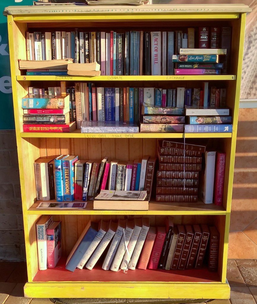 aavigorito's tweet photo. #International #littlelibraries #JervisBay #Australia #borrow #donate #exchange #books #leaveonetakeone #libraries https://t.co/luOAuNWbju