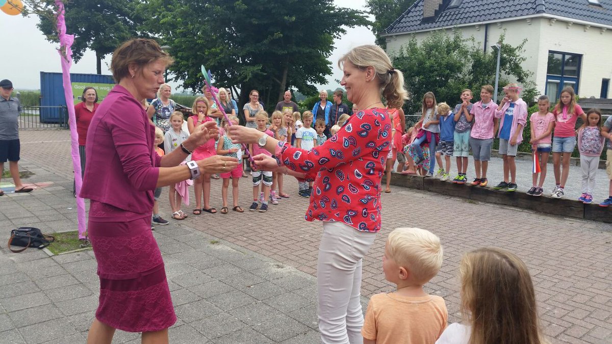 Bloei_Skoalle's tweet photo. Juf @tjitskedejager nimt letterlik (en figuerlik) it stokje oer fan juf @aafke_reinders as ynterim direkteur fan Bloei / @It_Twaspan https://t.co/158Sr1263W