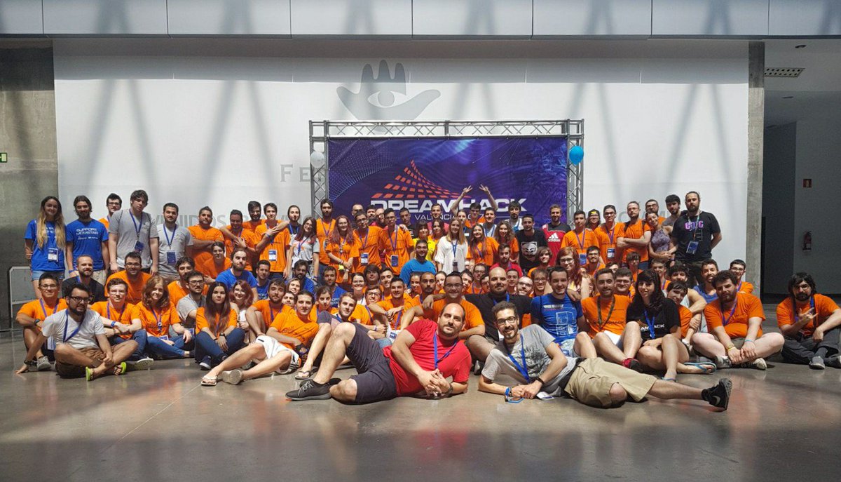 Crew_DHVLC's tweet photo. Estos son los héroes de @Crew_DHVLC #DHVLC17. Sin ellos @DreamHackSpain no sería posible. Nuestra pequeña familia cada ves es más grande! <3 https://t.co/ynR7Doq8WQ