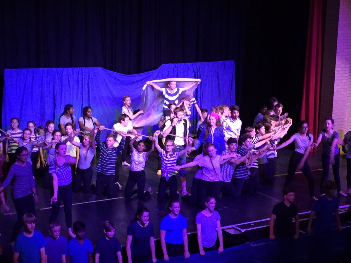PatesHouses's tweet photo. Well done to Gloucester for winning best stagecraft at last nights house drama. What an end to the year! π #greenhearted #BGPRY #housesystem https://t.co/PzoT46imCk