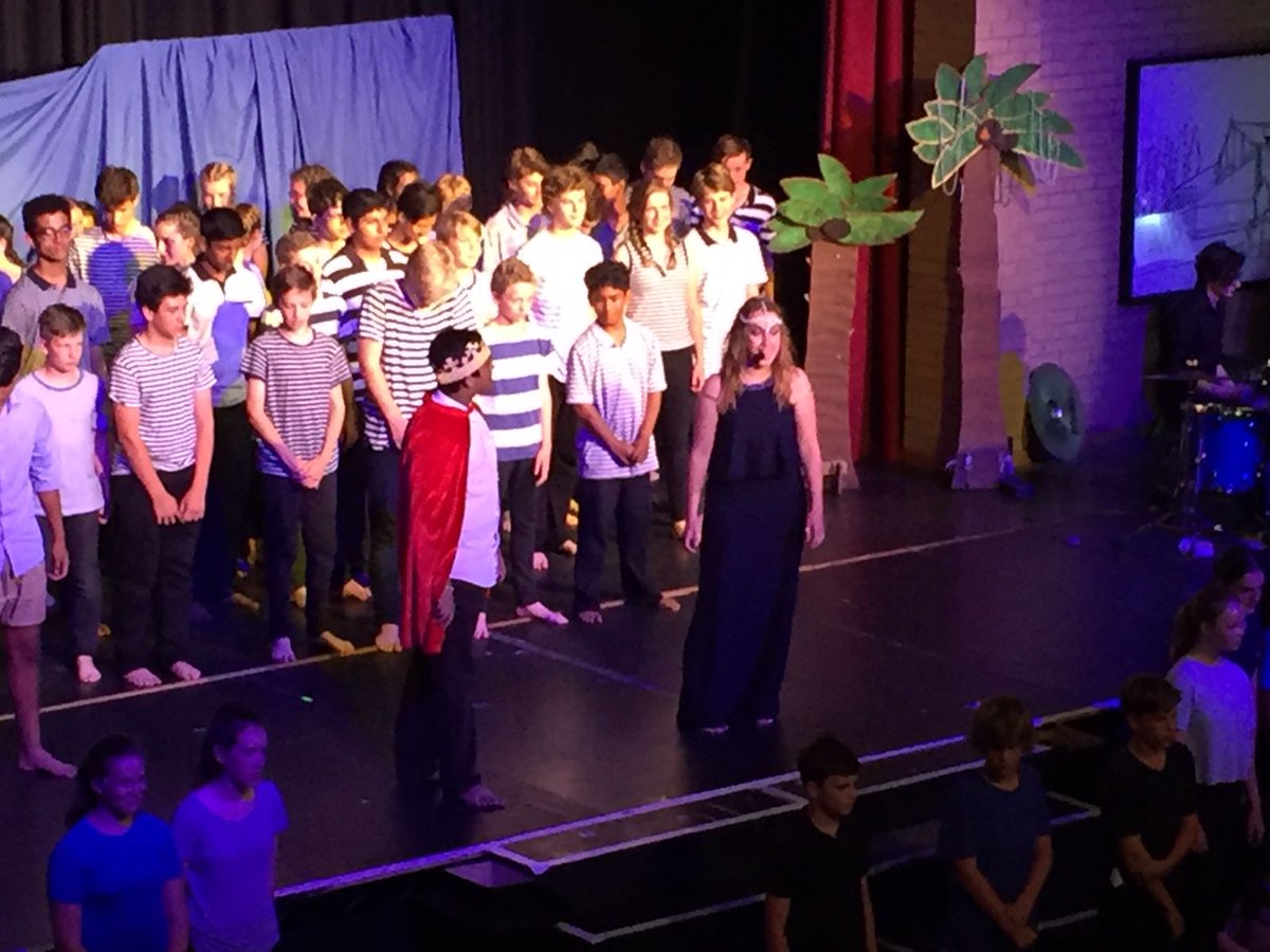 PatesHouses's tweet photo. Well done to Gloucester for winning best stagecraft at last nights house drama. What an end to the year! π #greenhearted #BGPRY #housesystem https://t.co/PzoT46imCk