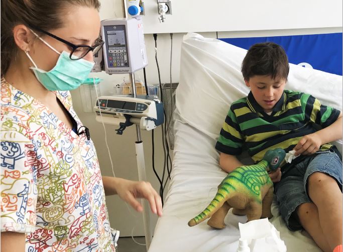 "El robot-dinosaurio: una potente terapia antiestrés tanto para los niños como para sus padres” ohsjd.es/reportaje/robo… <a href="/SJDbarcelona_es/">Hospital Sant Joan de Déu Barcelona ES</a>