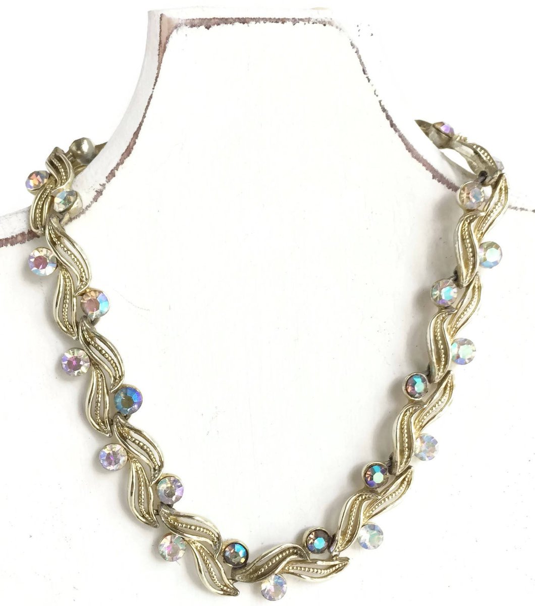 vivaterravintag's tweet photo. Lisner Aurora Borealis Necklace, Bridal Necklace, Aurora Borealis… https://t.co/R9wLjEMh4p #ecochic #NecklaceForProm https://t.co/19NRVViDfG