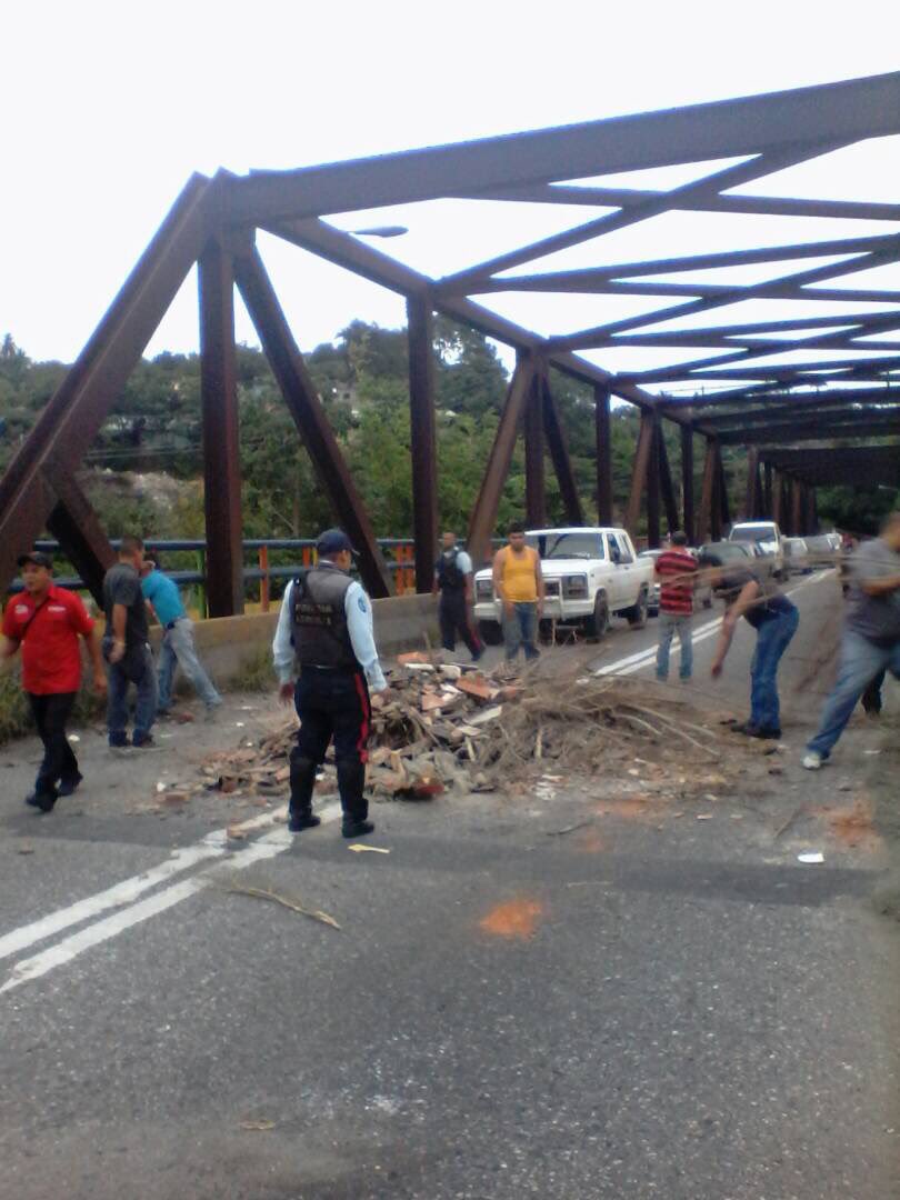 Fredyandradea's tweet photo. 20julio 7.18am: Puente Macuto, avenida Ribereña barquisimeto https://t.co/tYtx0SH7Wp