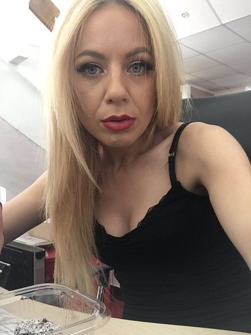 The desert before the photoshoot❤️❤️❤️❤️👣 https://t.co/HPwkd9hqBU<a href="/tag/blueeyes"class="tags"><span>#blueeyes</span></a><a href="/tag/live"class="tags"><span>#live</span></a><a href="/tag/fridayfeeling"class="tags"><span>#fridayfeeling</span></a><a href="/tag/livejasmin"class="tags"><span>#livejasmin</span></a><a href="/tag/lifeinred"class="tags"><span>#lifeinred</span></a>