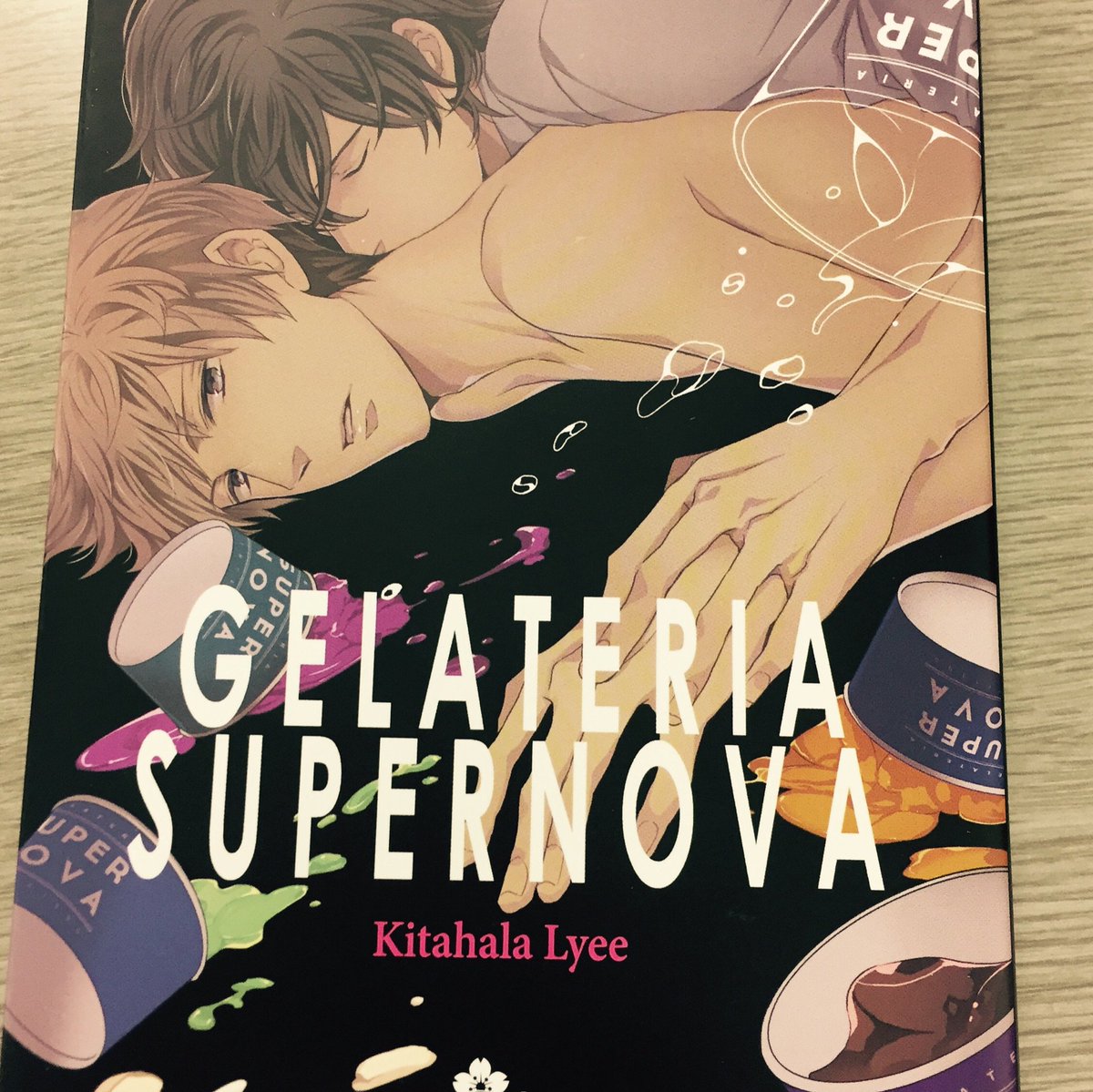 単行本「ジェラテリアスーパーノヴァ」フランス版の見本誌を頂きました。台詞はもちろん、自分の書き文字部分まで翻訳されているのが何だか新鮮です(˘▿˘) o O ジェラテリアは台湾等でも出して頂いているようで、海の向こうでもお手に取ってくださった方に楽しんで頂けますように。 
