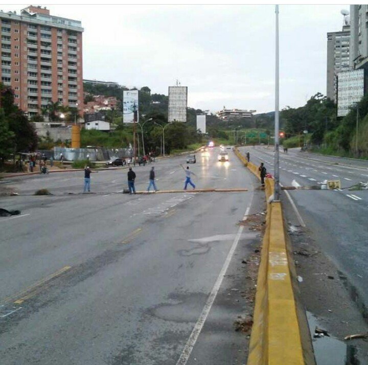 VotoPorVzla's tweet photo. Asi transcurre el #ParoCivicoActivo en distintas zonas del país este jueves #20jul https://t.co/7602Er7m9h