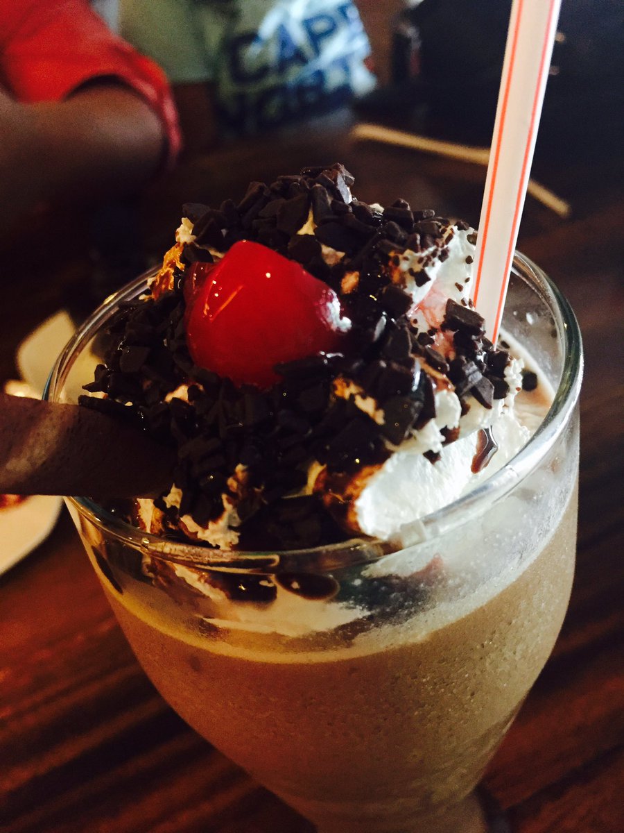 cjadeam's tweet photo. I need you 😭👌🏻 #blackforestfrappe #tintinsbakerycafe https://t.co/gKWlO25WPw