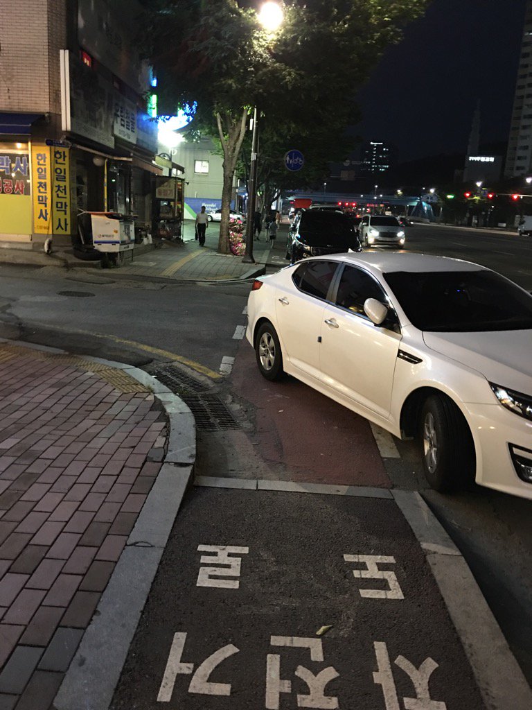 성남시는 자전거도로 침범은 예고없이 주차단속합니다.
자전거도로 침범 절대금지..