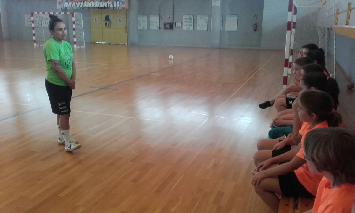 campusmavi's tweet photo. ¡Qué locura! Nos hemos traido a @LopezLastra4 a #Fene por segundo año consecutivo. ¡Un solete y una porteraza! #futsal #futsalfem https://t.co/HlOLinzAFh