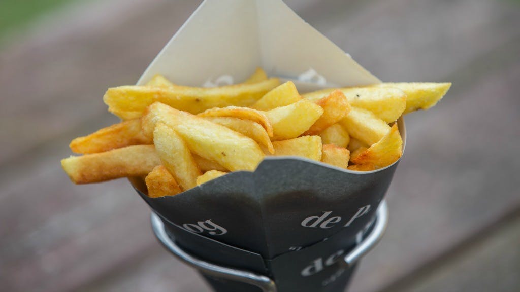 BNR's tweet photo. Er komen Europese richtlijnen voor het te bruin bakken of frituren van je eten. Het is te ongezond, meent Brussel: https://t.co/MxGxuixXJw https://t.co/fSAhFTD2pg