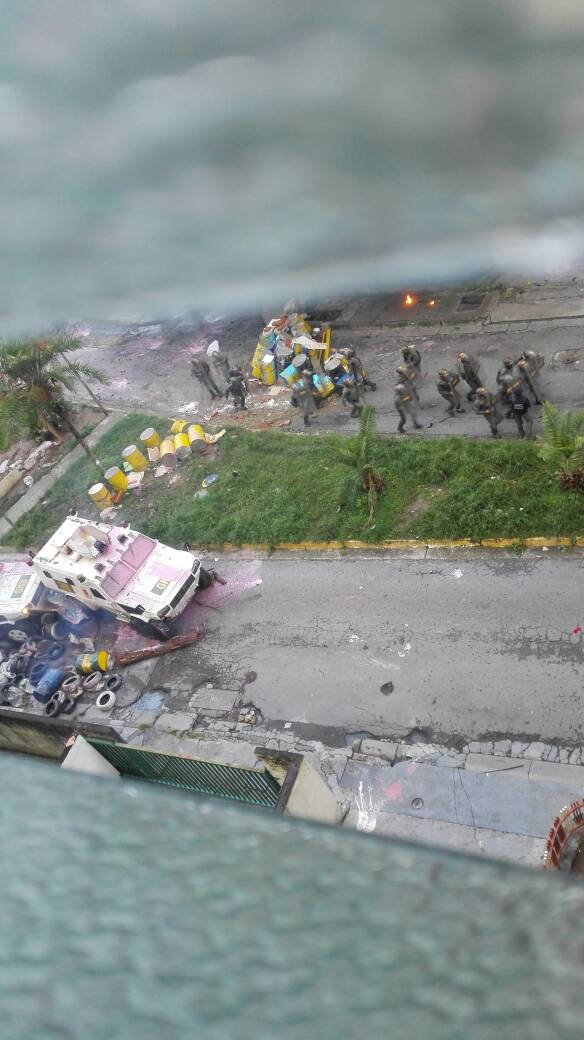 ReporteYa's tweet photo. #20Jul 7:50am Continúan GNB con fuerte represión en Urb. Los Nuevos Teques  #ParoCivicoActivo https://t.co/rurKvZcvzA - @Haryanna15
