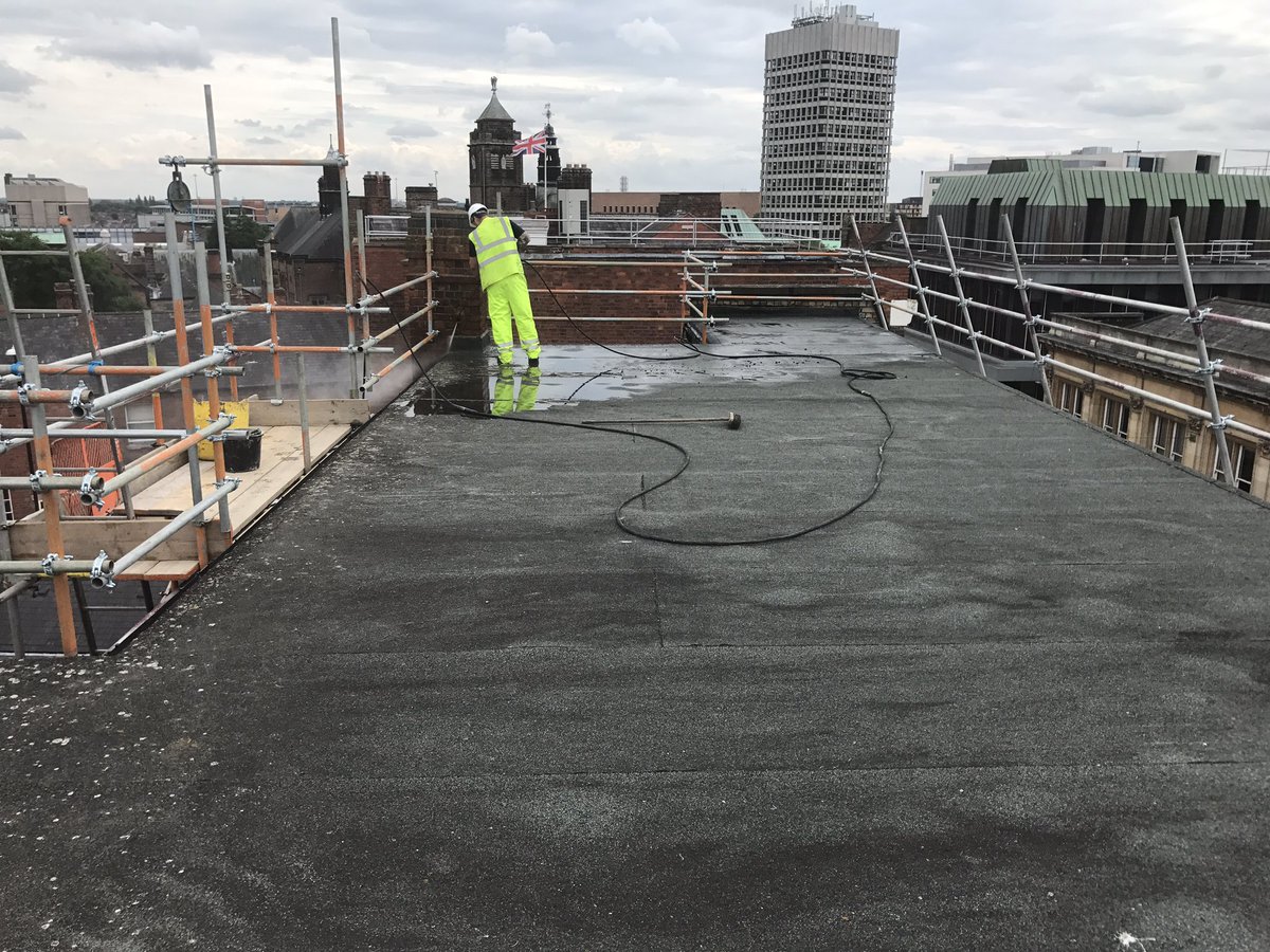 HallsApps's tweet photo. Last weeks work in Coventry. 100sqm mineral felt roof coated in Belzona 3111 Flexible Membrane. #liquidroofing
Scaffold by @TIGERSCAFF 👌 https://t.co/8D5WGGGASv