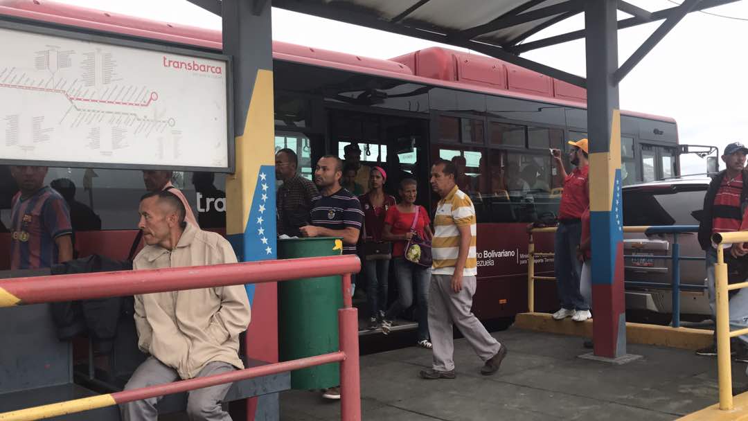 gestionperfecta's tweet photo. Gente que trabaja! En el estado Lara, un pueblo indetenible! Mediante el servicio de @Transbarca se trasladan este jueves miles de usuarios! https://t.co/uGHY29xzUu