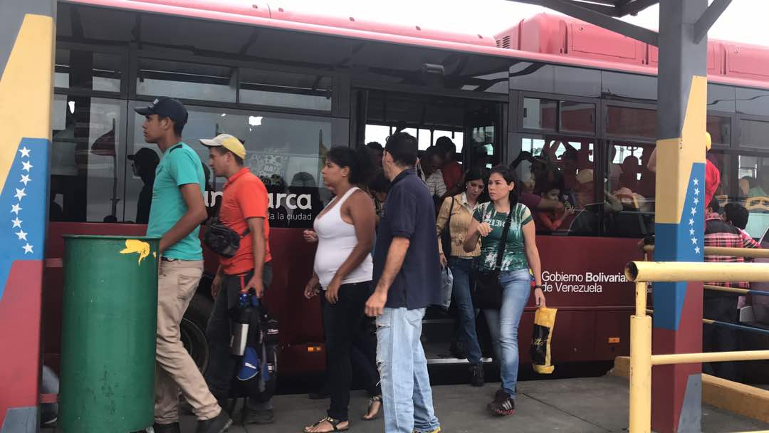 gestionperfecta's tweet photo. Gente que trabaja! En el estado Lara, un pueblo indetenible! Mediante el servicio de @Transbarca se trasladan este jueves miles de usuarios! https://t.co/uGHY29xzUu
