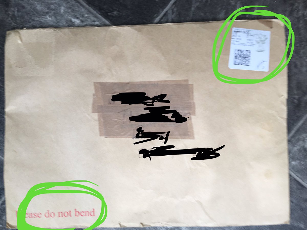 Starsigned_Mem's tweet image. This is how my package arrived... a3 &amp;amp; squeezed through letterbox. @RoyalMail #DoNotBend #SignedFor signed pic ruined!!