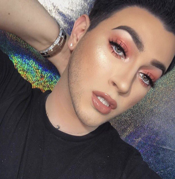 kyliecosmetics's tweet image. Candy K matte liquid lipstick with Candy K gloss on top! @MannyMua733