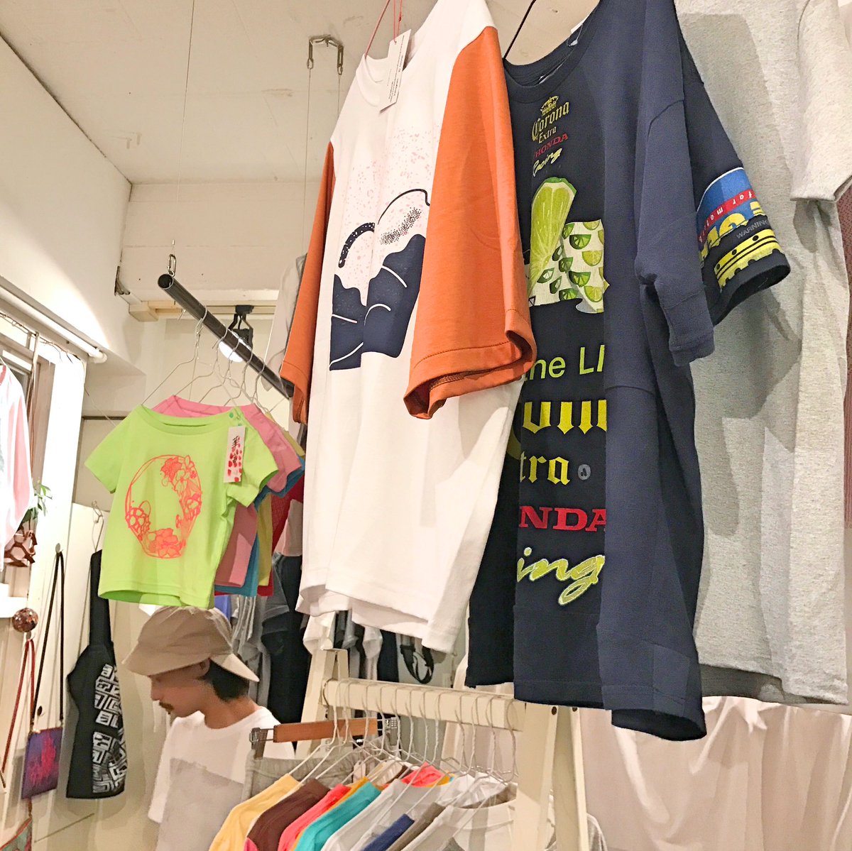 ililiWeb's tweet photo. Tシャツ展 SILKLOAD at ilili
初日暑いなかお越しいただきありがとうございました！
日曜日までのあと3日間開催してます。皆さまのご来店お待ちしております☆
#Tシャツ #Tシャツ展 #silkload https://t.co/MUcPGupWls