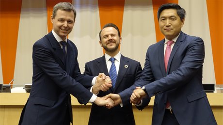 Der Parlamentarische Staatssekretär Thomas Silberhorn (links) bei der Umsetzungskonferenz zu den UN-Nachhaltigkeitszielen in New York