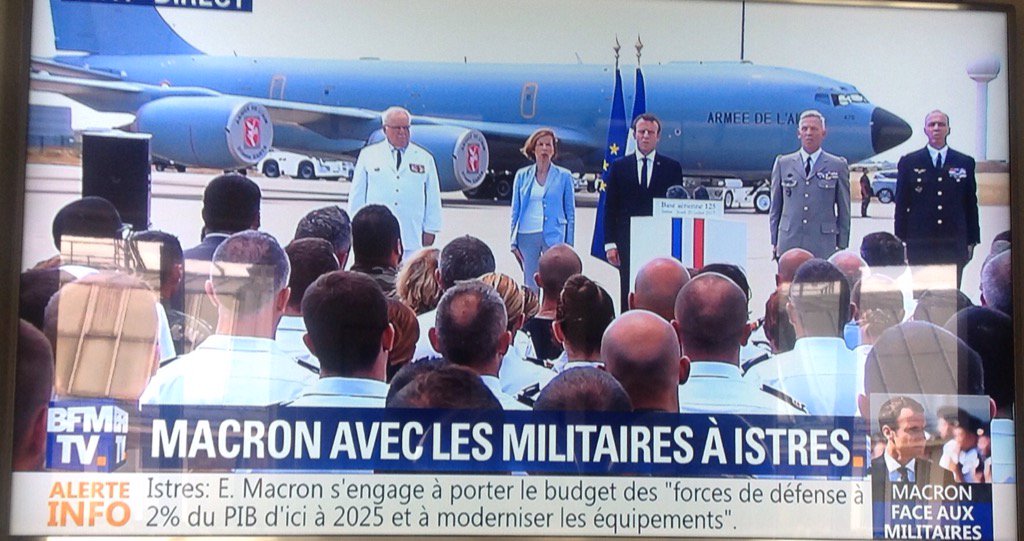 #Macron devant les militaires! Il a essayé d'humaniser ses discours.. médiocre!! Tres peu d'applaudissements #istres