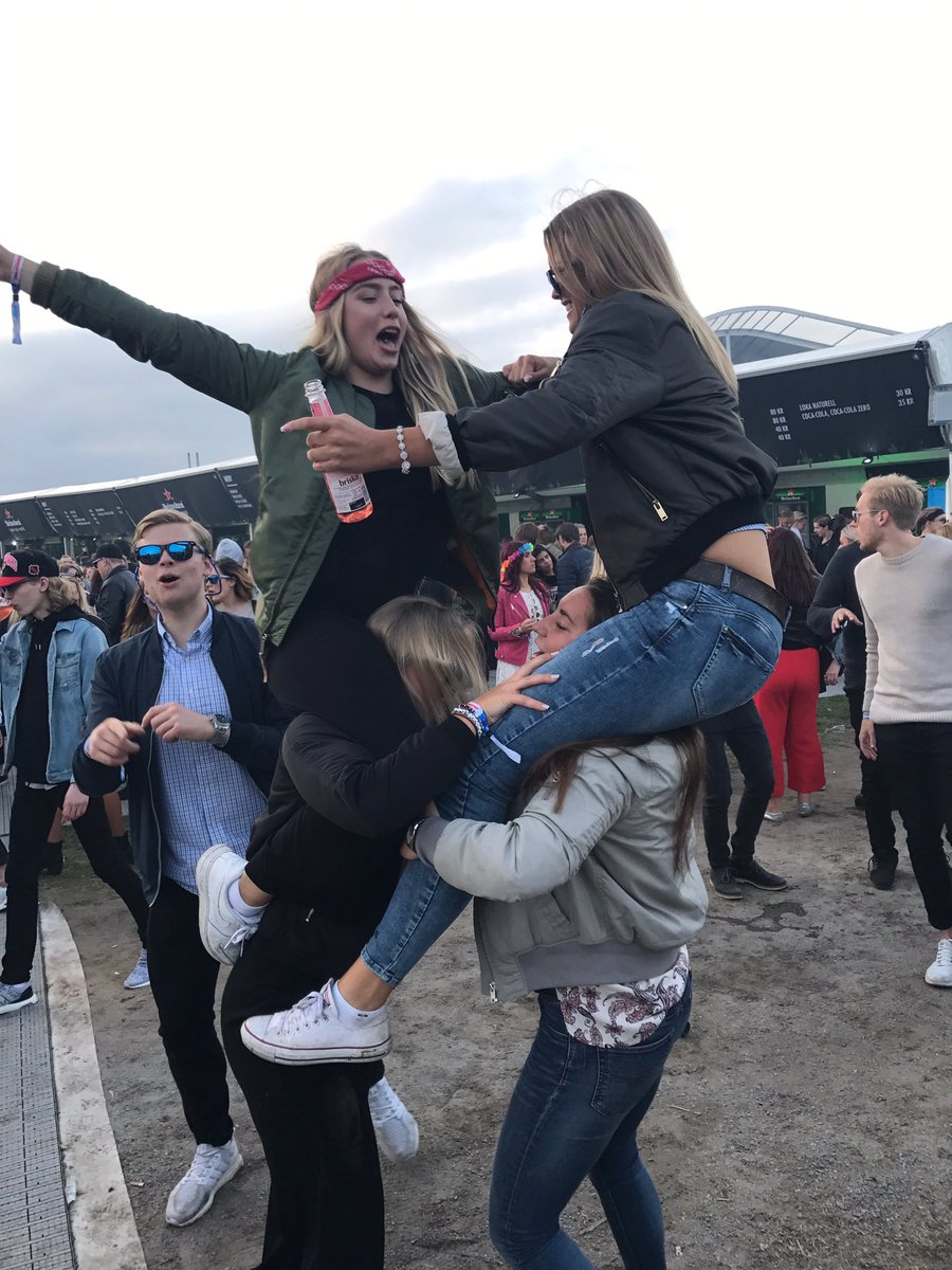 Kellyysather's tweet photo. Finns inget som slår dessa bilder från summerburst 2017. Vi hade iallafall kul @ttoveberglund @BlohmMalin https://t.co/L1GYCTLd85