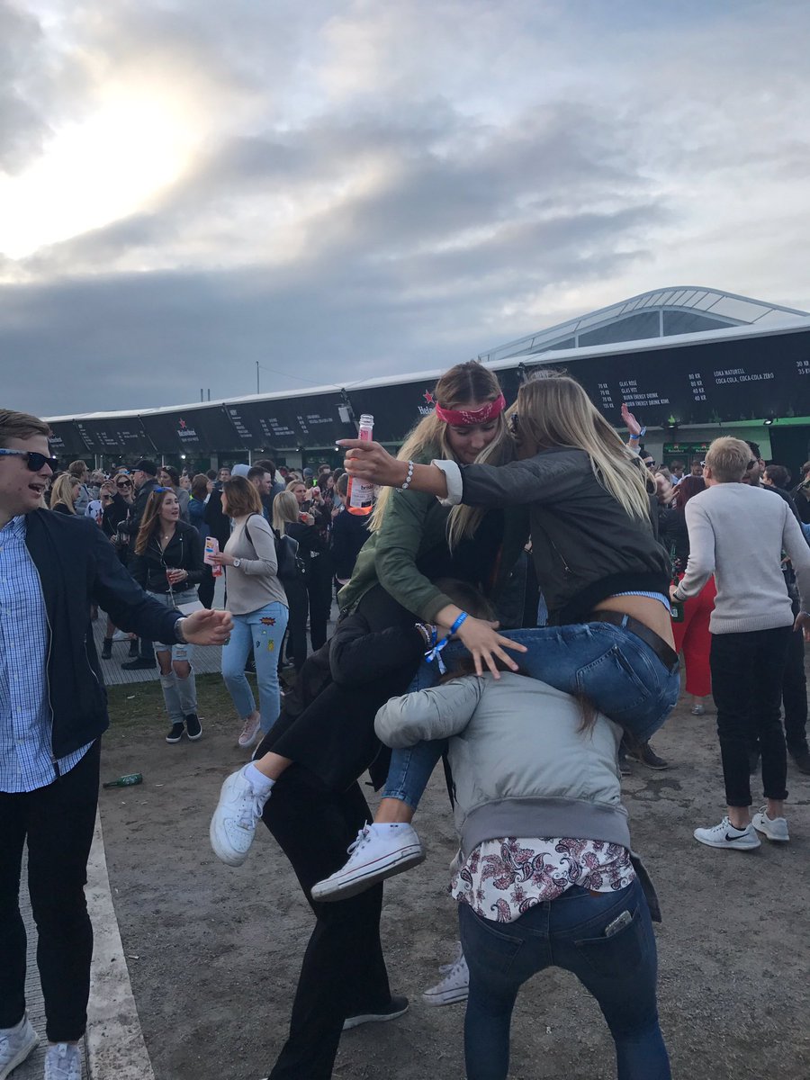 Kellyysather's tweet photo. Finns inget som slår dessa bilder från summerburst 2017. Vi hade iallafall kul @ttoveberglund @BlohmMalin https://t.co/L1GYCTLd85