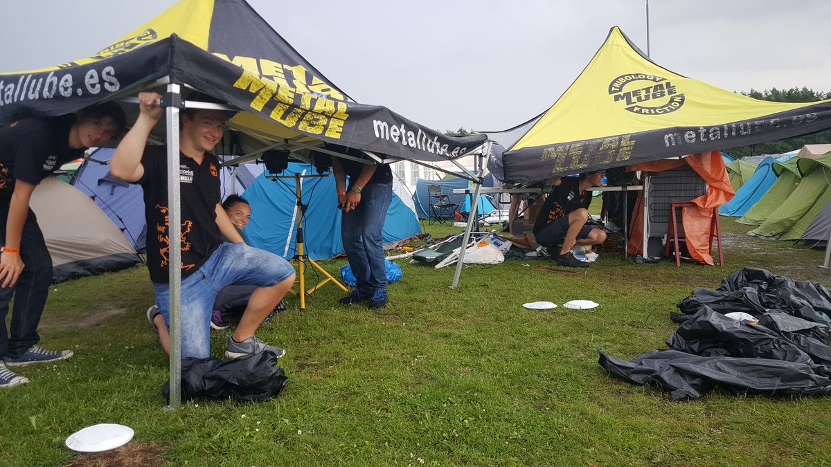 UREindhoven's tweet photo. Saving as much of your tent and camping gear as we can @FSUPVteam #FSSpirit #BreekDeTentAf https://t.co/zFGeNyI77E
